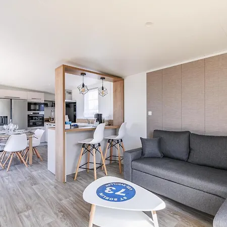 Chalet A 6 Dans Un Domaine Avec Piscine Chauffee *