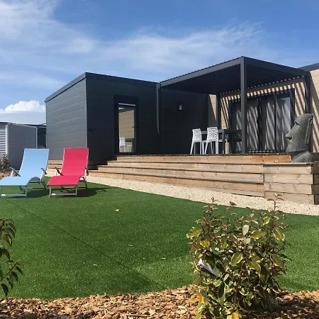 Chalet A 6 Dans Un Domaine Avec Piscine Chauffee