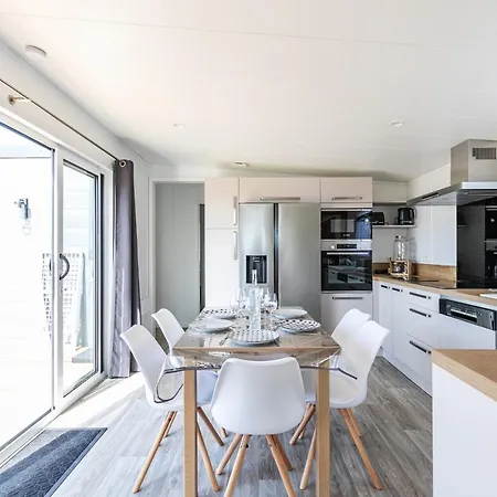 A 6 Dans Un Domaine Avec Piscine Chauffee *