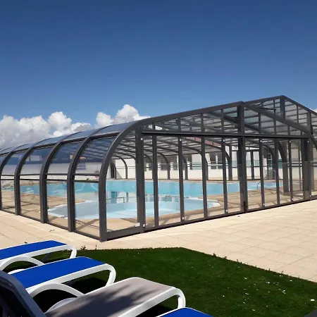 à 6 Dans Un Domaine Avec Piscine Chauffée Chalé