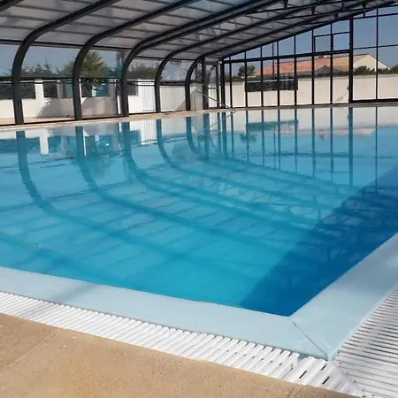 à 6 Dans Un Domaine Avec Piscine Chauffée *