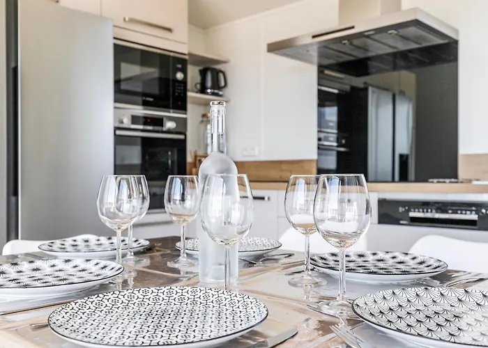 A 6 Dans Un Domaine Avec Piscine Chauffee *