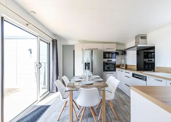 A 6 Dans Un Domaine Avec Piscine Chauffee *