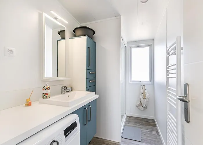 A 6 Dans Un Domaine Avec Piscine Chauffee *