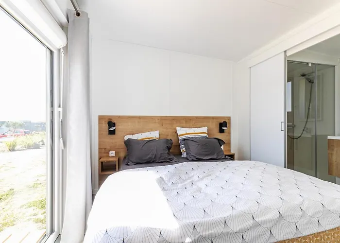 A 6 Dans Un Domaine Avec Piscine Chauffee