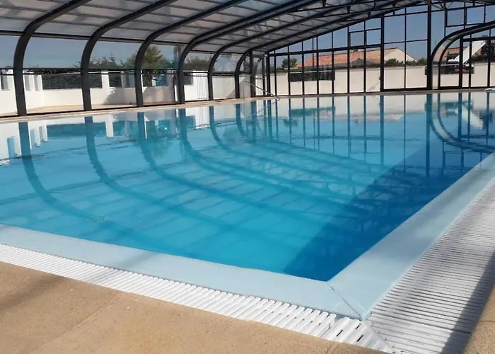 A 6 Dans Un Domaine Avec Piscine Chauffee *